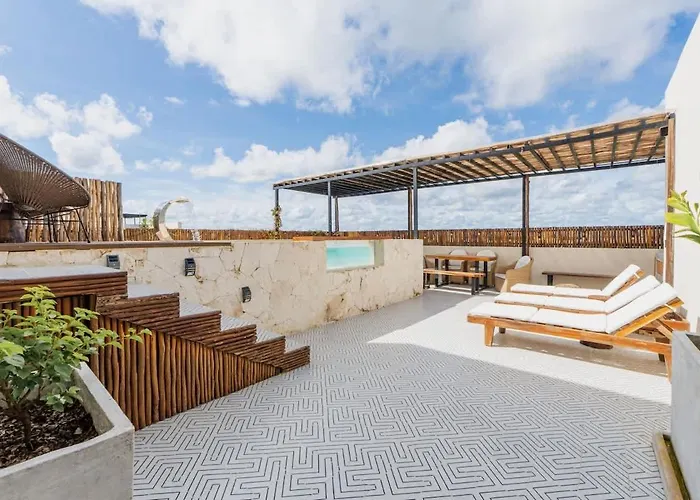 2 Story Penthouse Rooftop Pool